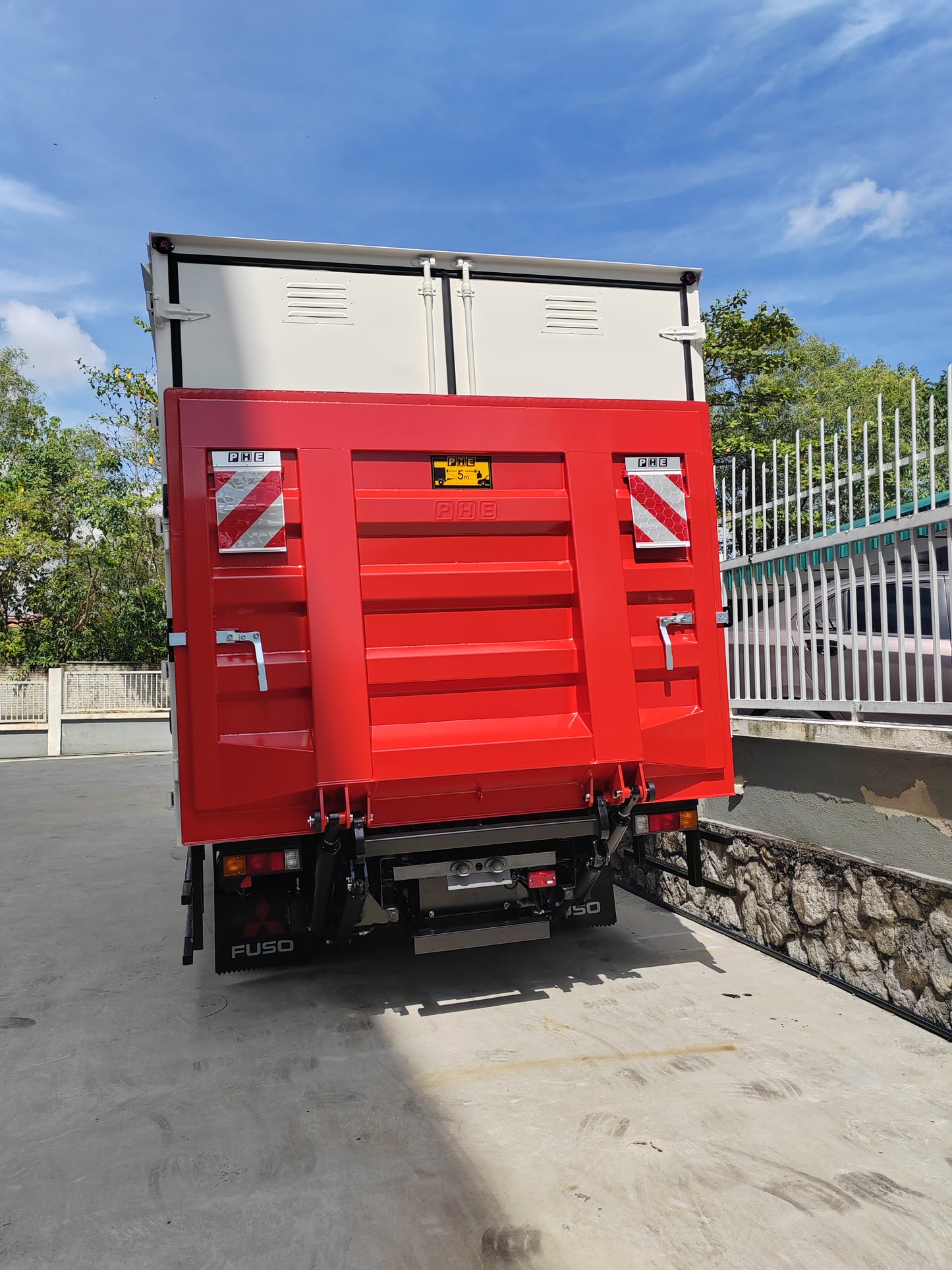 2025 Mitsubishi FUSO 150GR 17ft Aluminium Box All-doors with Tail-lift