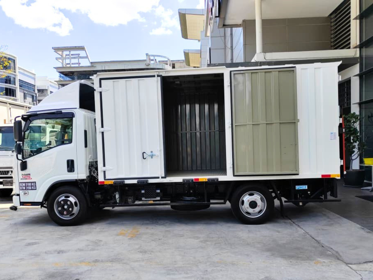 Isuzu NLR Pro 14.5ft Box Lorry with 1 ton Tail Lift by EZadlori MY