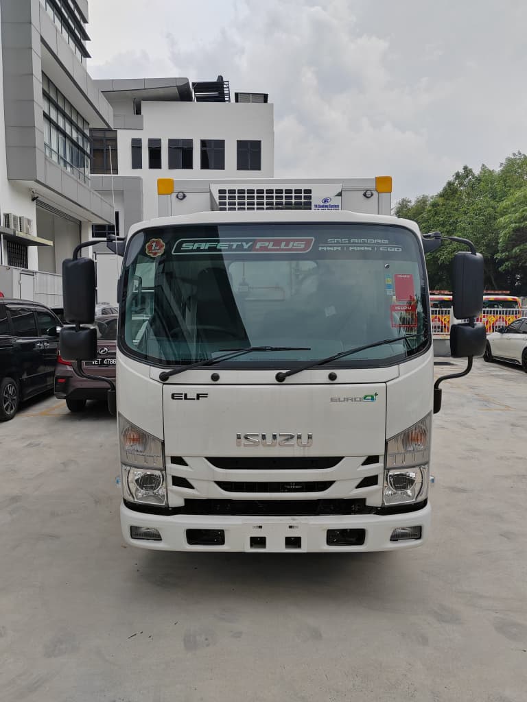 2025 ISUZU NMR125 14.5ft Refrigerated Box Van Stainless Steel Box with Movable Partition