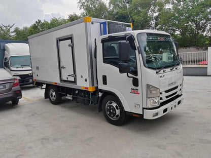 2025 ISUZU NMR125 14.5ft Refrigerated Box Van Stainless Steel Box with Movable Partition