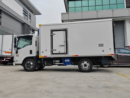 2025 ISUZU NMR125 14.5ft Refrigerated Box Van Stainless Steel Box with Movable Partition