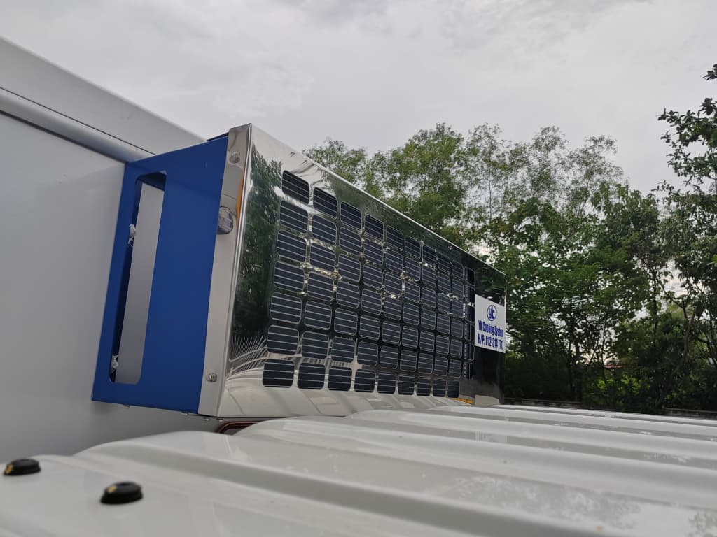 2025 ISUZU NMR125 14.5ft Refrigerated Box Van Stainless Steel Box with Movable Partition