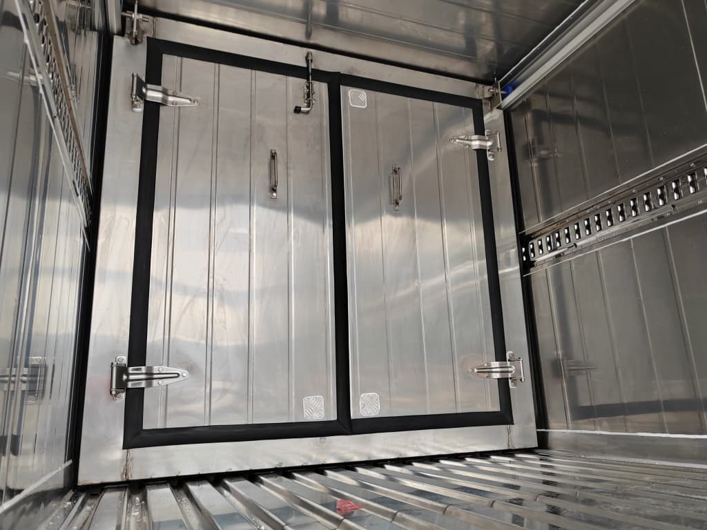 2025 ISUZU NMR125 14.5ft Refrigerated Box Van Stainless Steel Box with Movable Partition