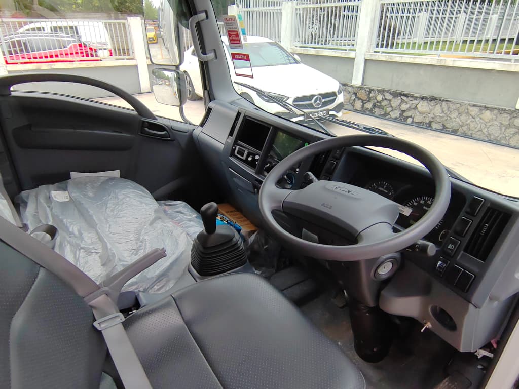 2025 ISUZU NMR125 14.5ft Refrigerated Box Van Stainless Steel Box with Movable Partition