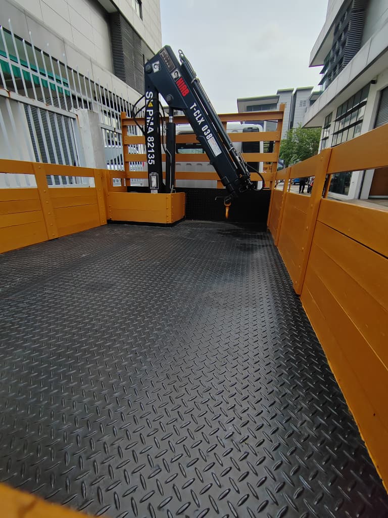 2017 MITSUBISHI FUSO FE71PB8SRDG3 Wooden Body 10' 3" & Crane