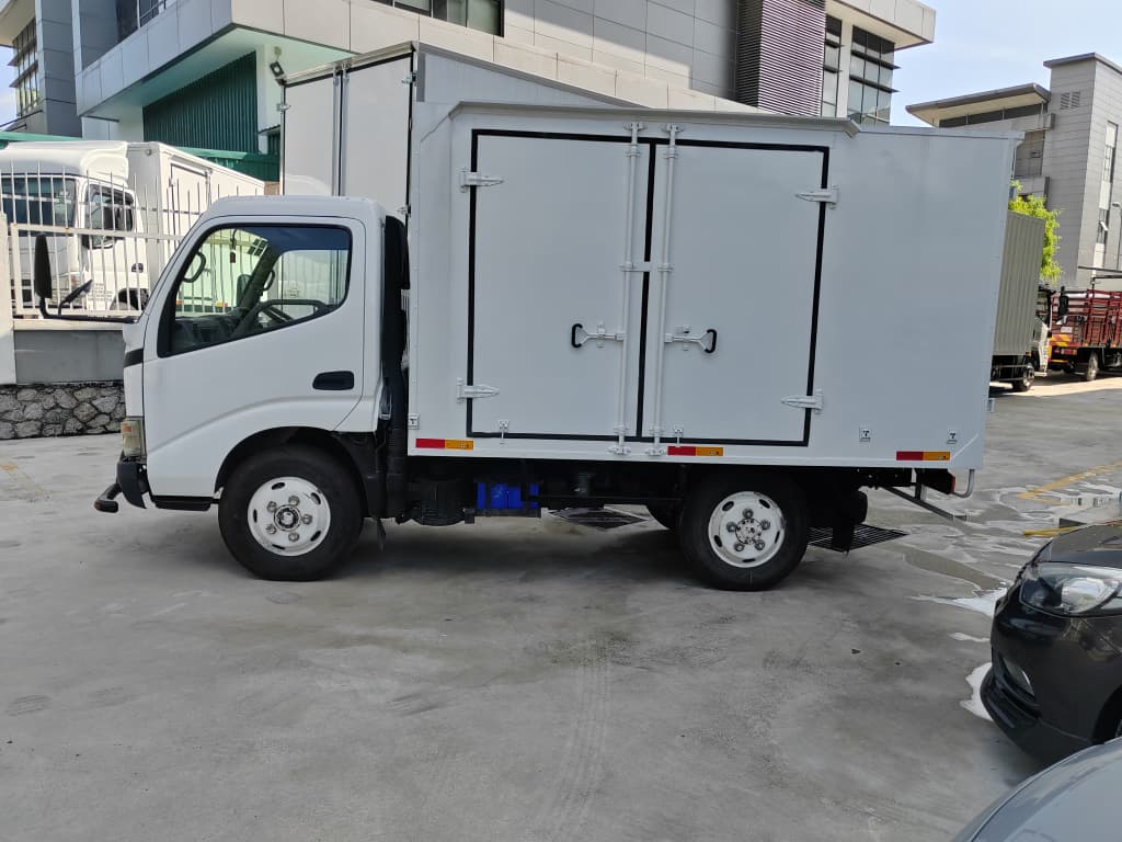 2010 HINO WU300R-HBMLS3 10FT ALUMINIUM BOX
