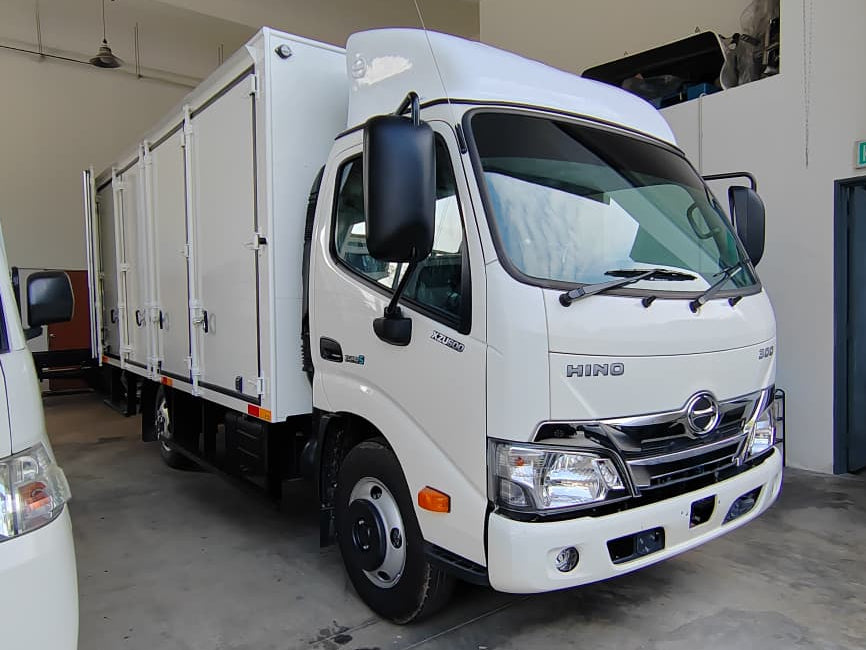 HINO XZU600R Aluminium Box 14.5ft 10 doors by EZadlori MY