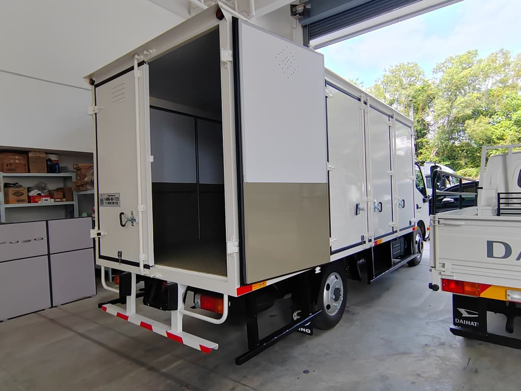 HINO XZU600R Aluminium Box 14.5ft 10 doors by EZadlori MY