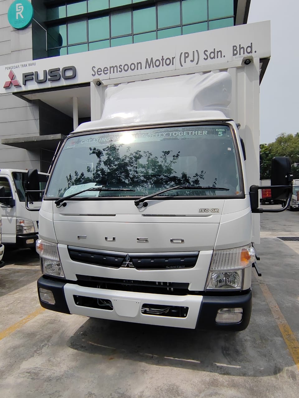 Mitsubishi-FUSO 150GR 17ft Corrugated Box with 6ft 1.5 Ton Tail-Lift by EZadlori MY